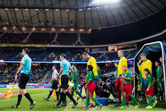 Sveriges Andreas Granqvist, målvakt Robin Olsen och Victor
