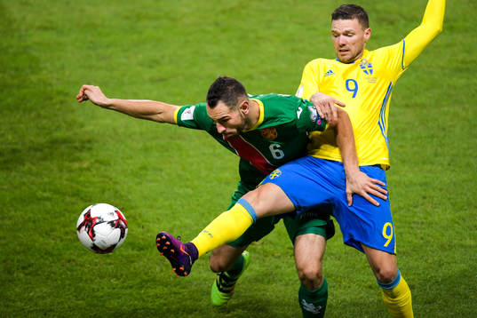 Bulgariens Simeon Slavchev och Sveriges Marcus Berg