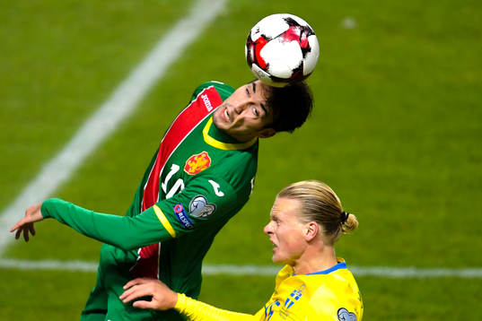 Bulgariens Ivelin Popov och Sveriges Oscar Hiljemark