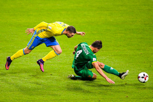 Sveriges Marcus Berg och Bulgariens Vasil Bozhikov