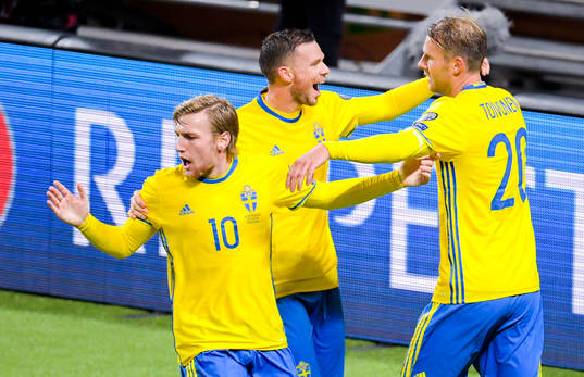 Sveriges Emil Forsberg , Marcus Berg och Ola Toivonen jublar
