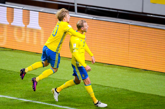 Sveriges Emil Forsberg och Ola Toivonen jublar