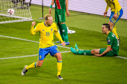 Sveriges Oscar Hiljemark jublar
