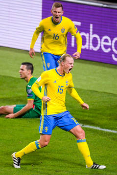 Sveriges Emil Krafth och Oscar Hiljemark jublar