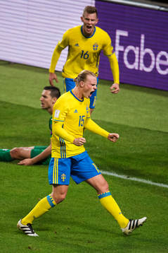 Sveriges Emil Krafth och Oscar Hiljemark jublar