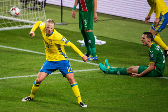 Sveriges Oscar Hiljemark jublar