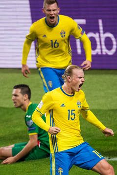 Sveriges Emil Krafth och Oscar Hiljemark jublar