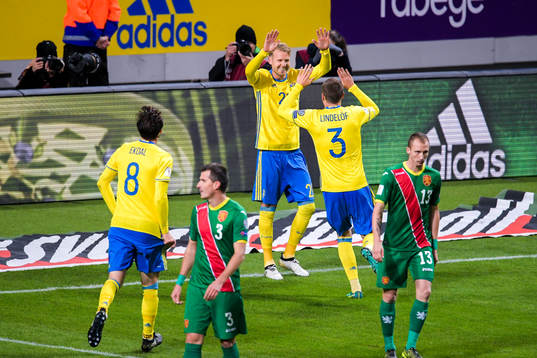 Sveriges Ola Toivonen och Albin Ekdal jublar
