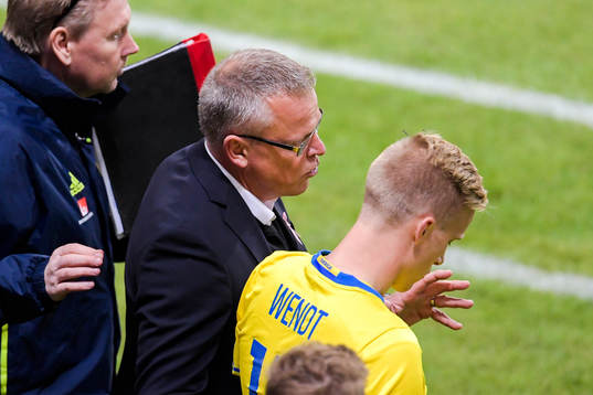 Sveriges Oscar Wendt blir inbytt av förbundskapten Janne