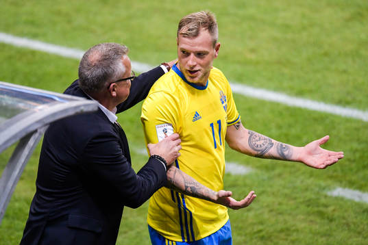 Sveriges John Guidetti blir inbytt av förbundskapten Janne