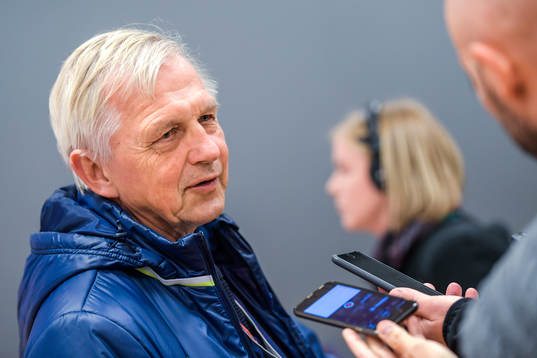 Sveriges Landslagschef Lars Richt i mixed zone