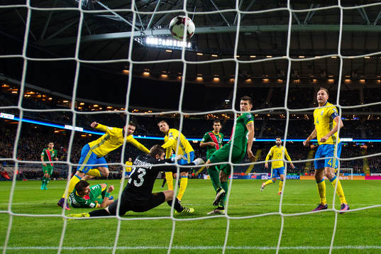Sveriges Ola Toivonen (mitten) skjuter in 1-0 bakom