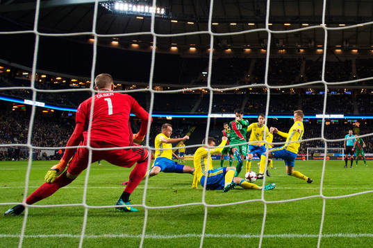Sveriges målvakt Robin Olsen, Andreas Granqvist, Victor