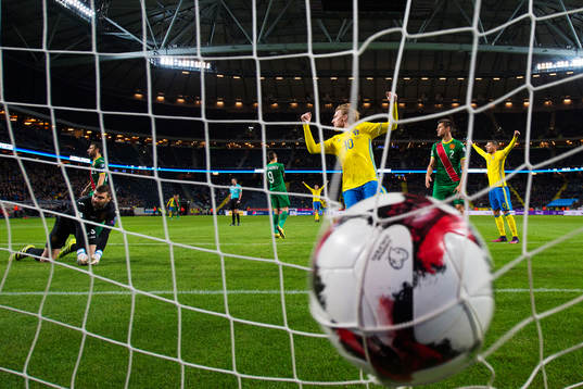 Sveriges Emil Forsberg och Marcus Berg jublar när