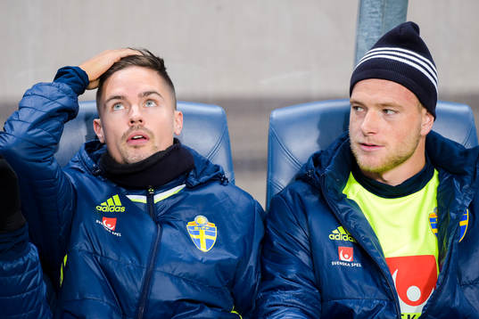 Sveriges Mikael Lustig och John Guidetti på bänken