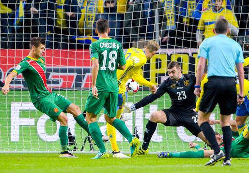 Sveriges Ola Toivonen gör 1-0 bakom Bulgariens målvakt