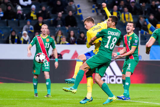 Sveriges Victor Nilsson Lindelöf gör 3-0