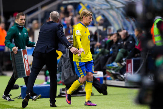Sveriges Emil Forsberg deppar när han blir utbytt av