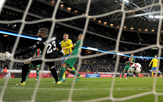 Sveriges Victor Nilsson Lindelöf  gör 3-0 målet bakom