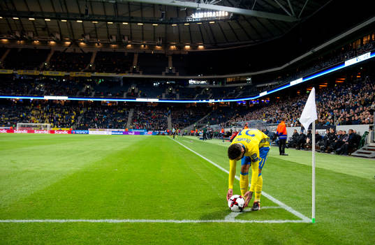 Sveriges Jimmy Durmaz gör sig redo för att slå en hörna