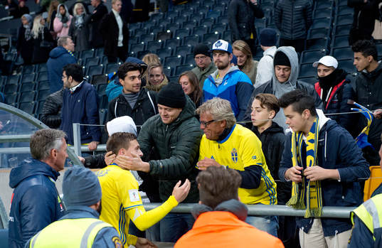 Sveriges Victor Nilsson Lindelöf gratuleras av sin bror