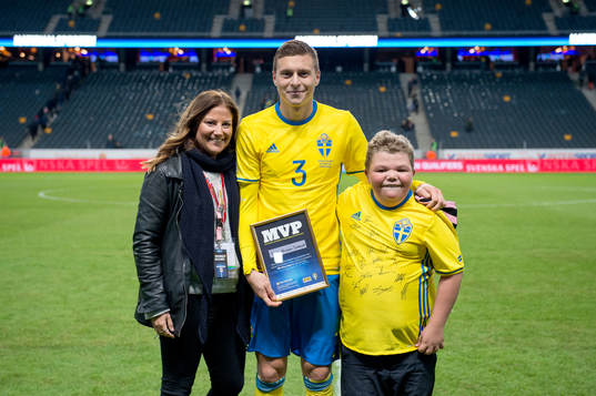 Sveriges Victor Nilsson Lindelöf får pris som matchens