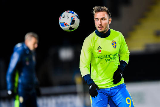 Sveriges Muamer Tankovic före fotbollsmatchen i kvalet