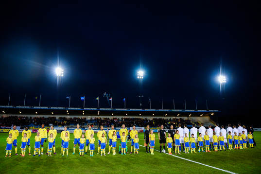 Sveriges och Kroatiens spelare före fotbollsmatchen i