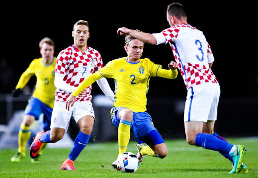 Kroatiens Nikola Vlasic och Nikola Vlasic försvarar mot
