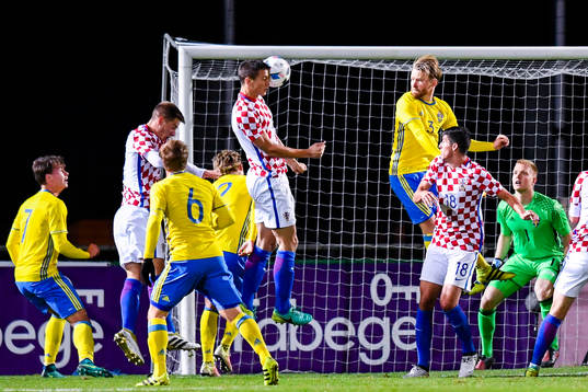 Kroatiens Filip Benkovic med målchans mot Sveriges