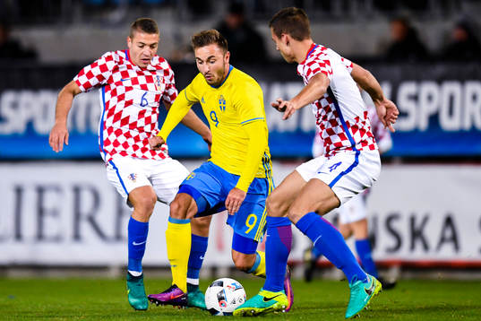 Kroatiens Josip Radosevic och Filip Benkovic försvarar mot