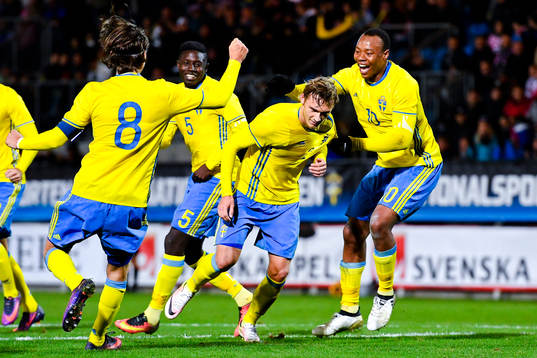 Sveriges Kristoffer Olsson och Carlos Strandberg  jublar