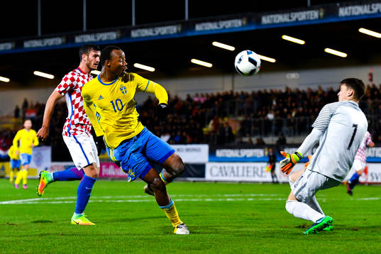 Sveriges Carlos Strandberg med målchans mot Kroatiens