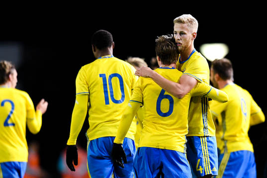 Sveriges Filip Dagerstål och Simon Tibbling   jublar