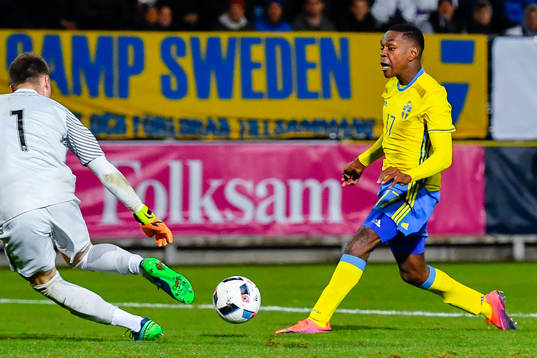 Sveriges Joel Asoro med målchans mot Kroatiens målvakt