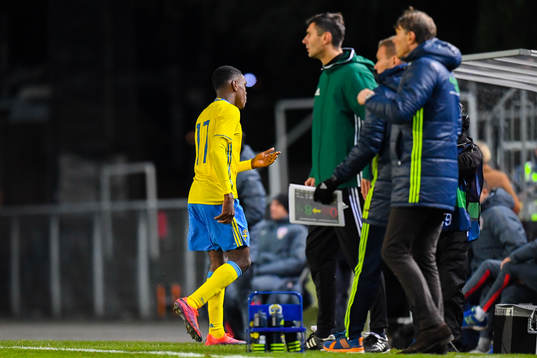Sveriges Joel Asoro blir utvisad