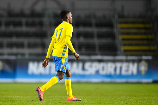 Sveriges Joel Asoro blir utvisad