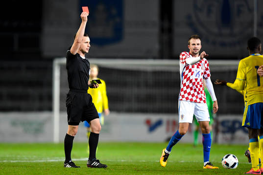 Sveriges Joel Asoro blir utvisad  av Domare Bartosz
