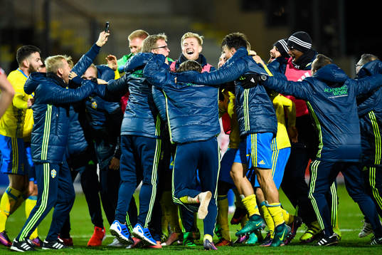 Sveriges spelare jublar