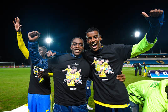Sveriges Joel Asoro och Alexander Isak  jublar
