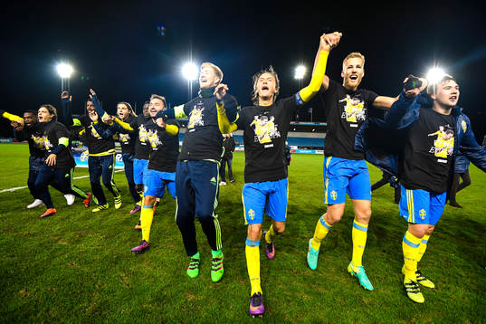 Sveriges Kristoffer Olsson och Muamer Tankovic  jublar