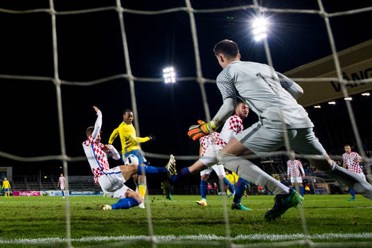 Sveriges Carlos Strandberg gör 4-1 bakom Kroatiens
