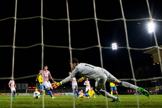 Sveriges Kristoffer Olsson gör 2-1 bakom Kroatiens