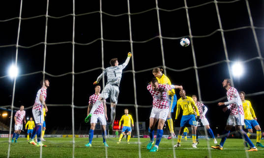 Kroatiens målvakt Dominik Livakovic boxar undan bollen
