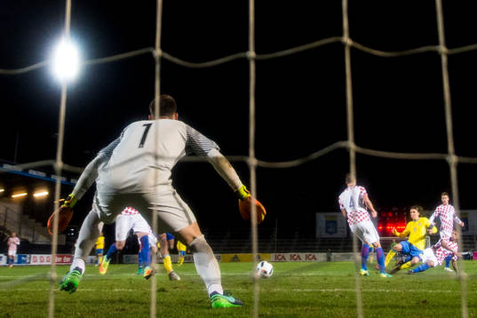 Sveriges Kristoffer Olsson gör 2-1 bakom Kroatiens