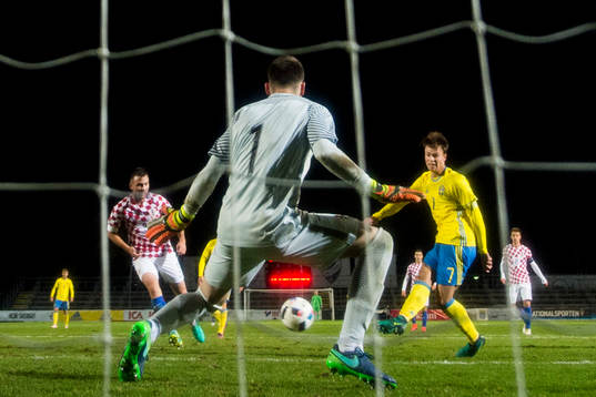 Sveriges Melker Hallberg gör 3-1 bakom Kroatiens målvakt