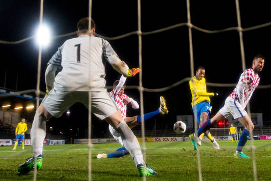 Sveriges Carlos Strandberg gör 4-1 bakom Kroatiens