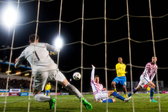 Sveriges Carlos Strandberg gör 4-1 bakom Kroatiens