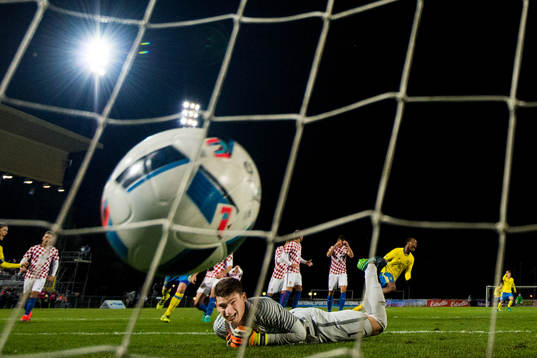 Kroatiens målvakt Dominik Livakovic deppar