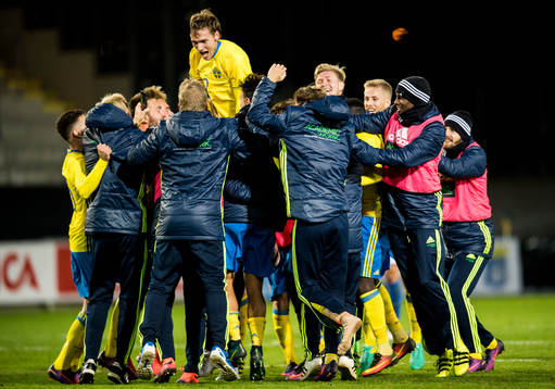 Sveriges spelare med Linus Wahlqvist (m) jublar